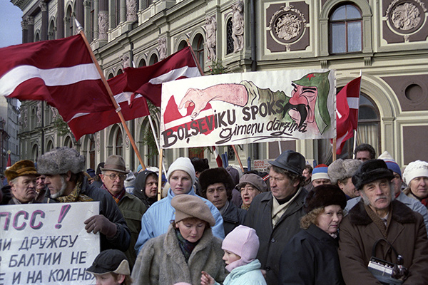 Митинг, организованный Народным фронтом Латвии против военных действий в Вильнюсе 13 января 1991 года