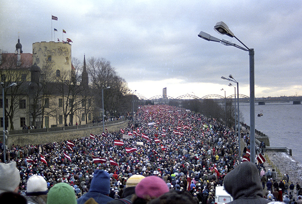 Митинг, организованный Народным фронтом Латвии на набережной в Риге