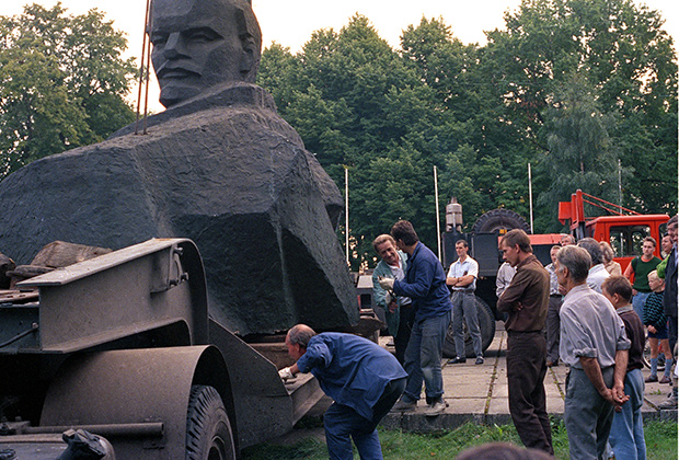 Снятие с пьедестала памятника Ленину в Юрмале (Латвия), 1991 год