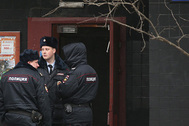 Сотрудники полиции у дома на улице Народного Ополчения