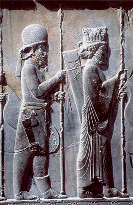 Слева — мидяне, справа персы. Многонациональный характер персидской армии упоминается в источниках и отражен на барельефах той эпохи.