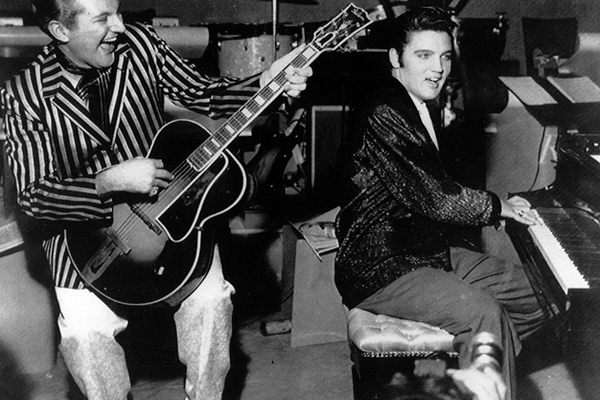 Элвис Пресли (справа) выступает в одном из отелей Лас-Вегаса, 1956 год