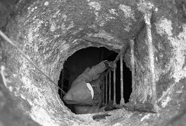Член клуба московских диггеров спускается в подземелье в районе Волхонки. 1993 год