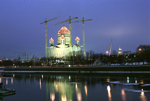 Вид на храм Христа Спасителя в городе Москве во время его воссоздания. 1996 год