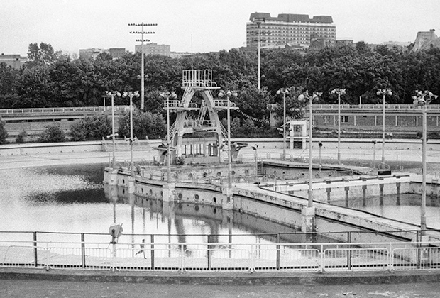 Плавательный бассейн «Москва», построенный на месте разрушенного храма Христа Спасителя. 1994 год