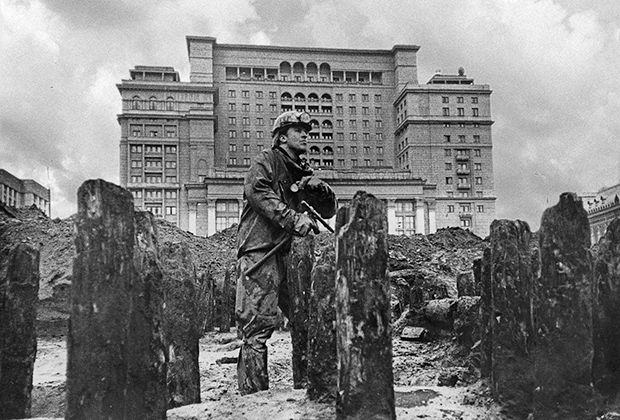 Вадим Михайлов в археологическом раскопе на Манежной площади в Москве. 1995 год