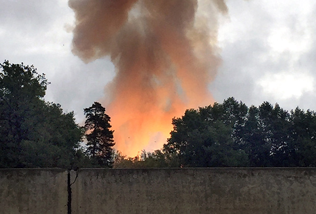 Пожар после взрыва на территории порохового завода 30 сентября 2015 года