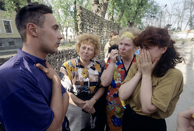 Солдатские матери во время разговора с освобожденным из плена российским солдатом в Чечне. 1996 год