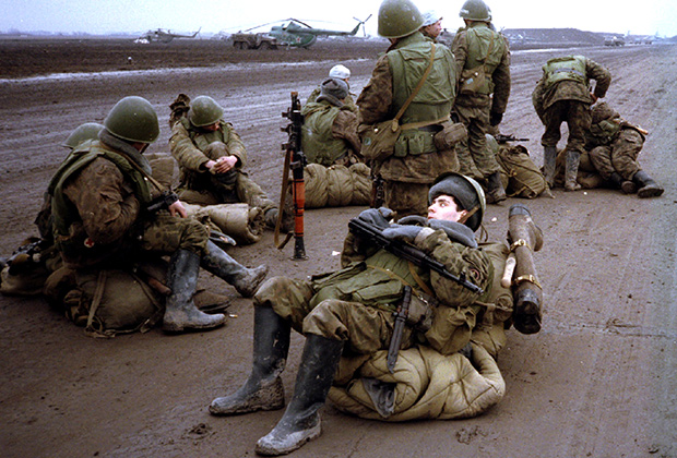 Российские новобранцы ждут переброски в Грозный в военном аэропорту Моздока. Северная Осетия, 1995 год