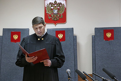 Судья Виталий Захаров зачитывает приговор в отношении Ильи Зелендинова