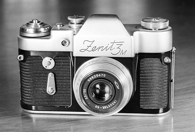 Узкопленочная фотокамера «Зенит-3М». Экспонат Всемирной выставки ЭКСПО-67 в Монреале