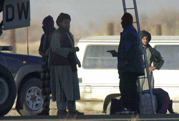 Захватчик индийского авиалайнера ведет переговоры с представителем афганских властей («Талибана»). Кандагар, 31 декабря 1999 года.