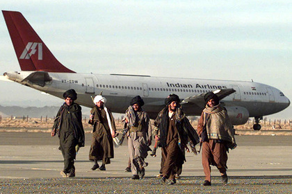 Бойцы «Талибана» у захваченного пакистанскими боевиками индийского лайнера в Кандагаре (1999 год).