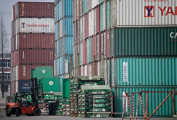 Погрузка контейнеров в порту Шанхая