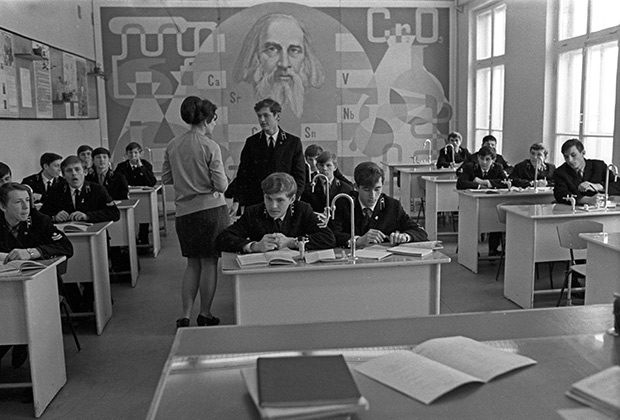 В кабинете химии во время занятий в строительном профессионально-техническом училище, 1973 год