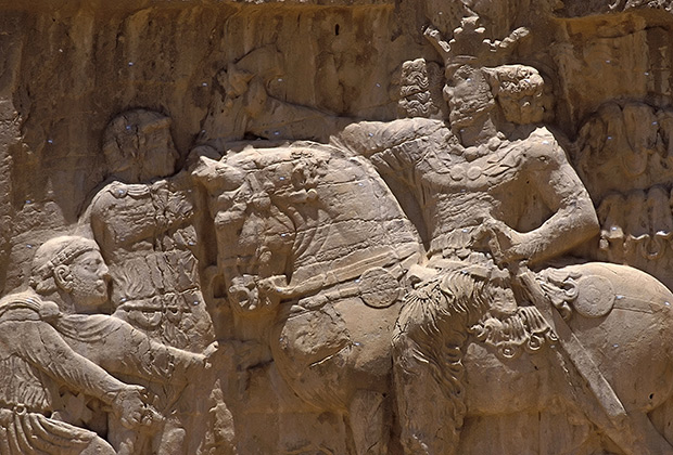 Барельеф, изображающий триумф Шапура I над римским императором Валерианом
