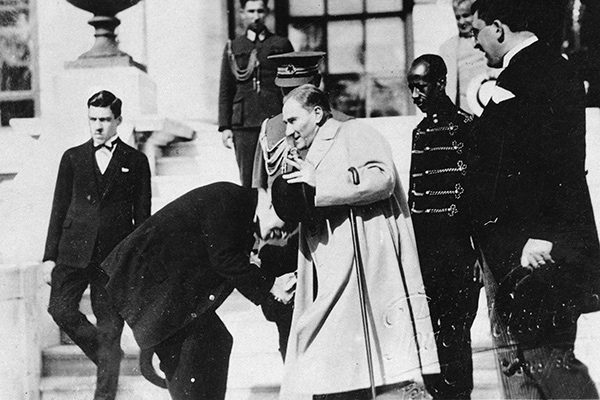 Чиновник целует руку президенту Турции Мустафе Кемалю Ататюрку, 1931 год