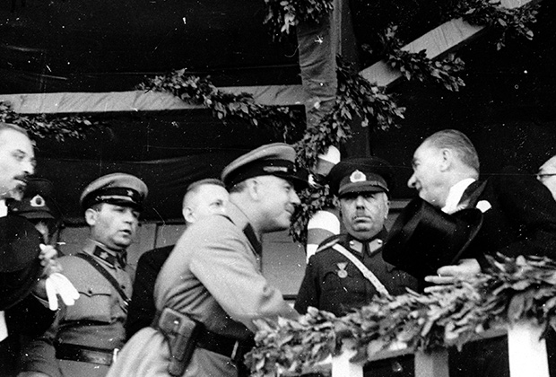 Президент Турции Мустафа Кемаль Ататюрк и народный комиссар обороны СССР Климент Ворошилов