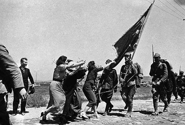 Турецкие девушки и военные на берегу Босфора, 1936 год