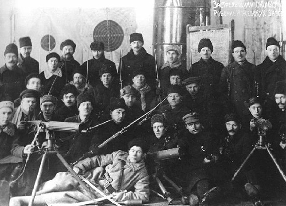 Рабочие Ижевских заводов в составе отряда красногвардейцев. На фотографии есть пулеметы «Виккерс» и «Шварцлозе», 1917 год