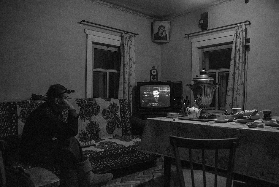 У семьи Волковых есть свой маленький генератор. Вечерами есть возможность пару часов посмотреть телевизор, чтобы почувствовать связь с Большой землей.