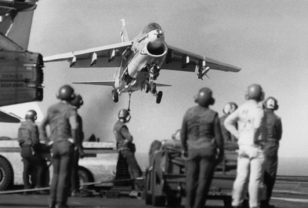 Палубный штурмовик A-7 Corsair