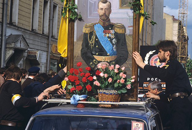 Члены Национально-патриотического фронта «Память» устанавливают на автомобиле портрет Николая II в день престольного праздника Николая-чудотворца