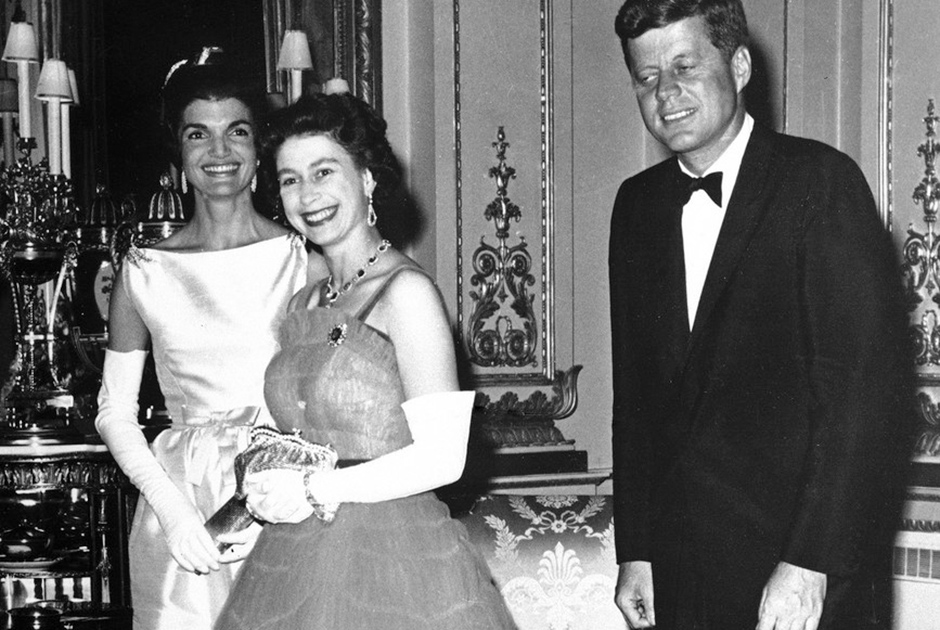 Встреча с Джоном и Жаклин Кеннеди, 1961 год, Лондон. 35-й президент США был убит в 1963 году в возрасте 46 лет. Его вдова, икона стиля и главная светская львица своего времени, умерла в 1994 году в возрасте 64 лет.