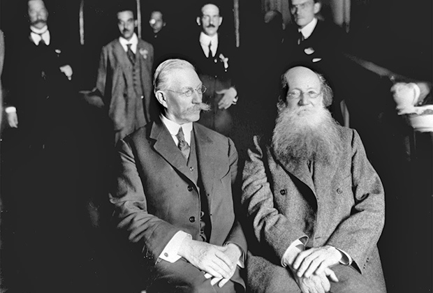 Участники Государственного совещания Павел Николаевич Милюков (слева) и Петр Алексеевич Кропоткин, август 1917 года
