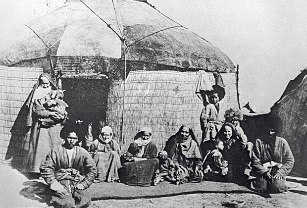 Текинская семья у входа в кибитку. Ашхабад, Туркменистан, 1881год