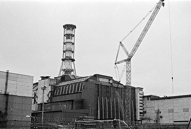 Саркофаг над аварийным четвертым энергоблоком Чернобыльской атомной электростанции 