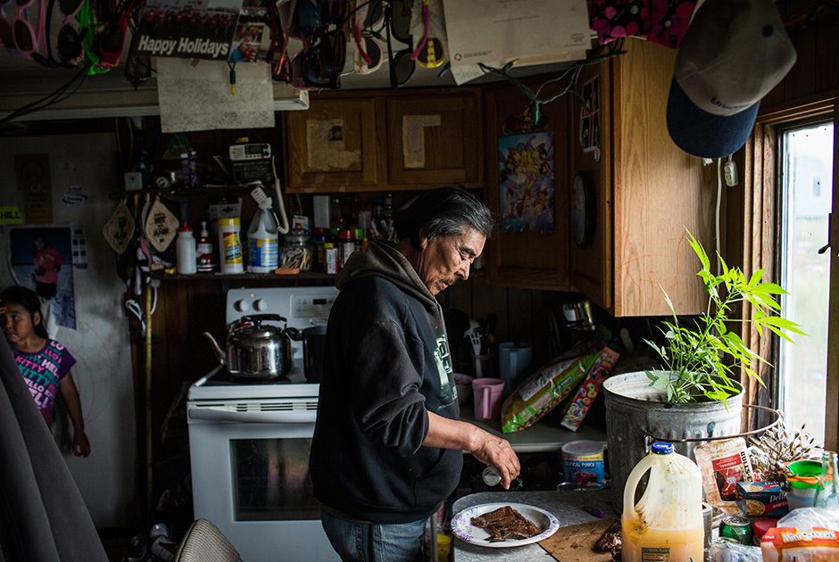 Волтер Кассайули, житель Ньютока — одного из отдаленных поселений Аляски, готовит традиционный обед из лосося, который сначала вялят, а затем коптят или отваривают.