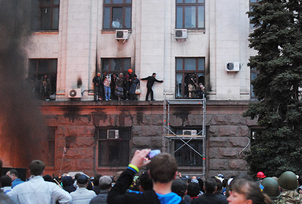 Из горящего здания люди выбирались на карниз. Боевики Евромайдана препятствовали их эвакуации и тушению пожара.