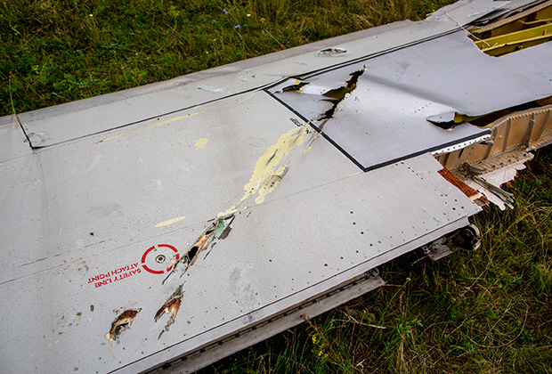 Возможные повреждения от авиационной пушки или осколков ракеты на крыле потерпевшего крушение Boeing 777
