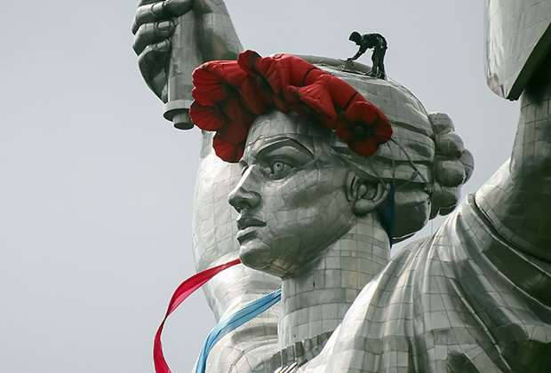 В 2015 году на статую Родины-матери в Киеве надели венок из маков