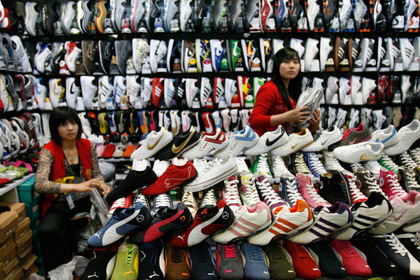 Торговцы контрафактной обувью в Пекине