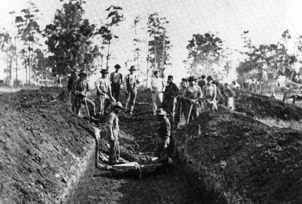 Захоронение умерших заключенных Андерсонвилля руками живых арестантов, август 1864
