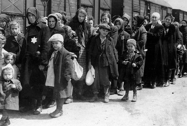 Прибытие поезда с депортированными евреями в лагерь смерти Аушвиц