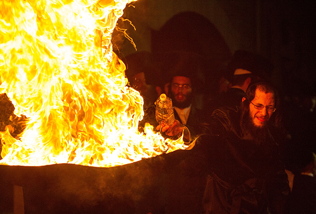 Еврей-хасид подливает масло в огонь во время праздника Лаг ба-омер