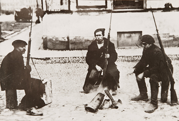 Красногвардейцы у костра, октябрь 1917 года