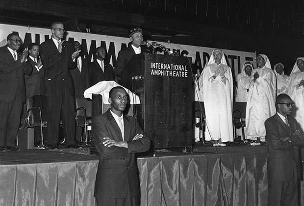 Элайджа Мухаммад, основатель и глава «Нации ислама», читает лекцию в Чикаго. Февраль 1961 года