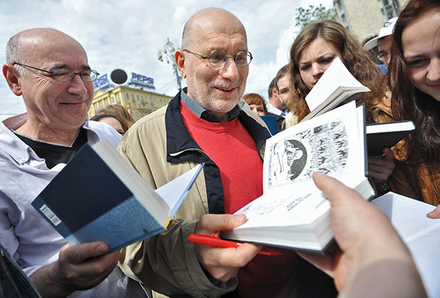 Григорий Чхартишвили (в центре) во время акции «Контрольная прогулка» на Пушкинской площади, 2012 год