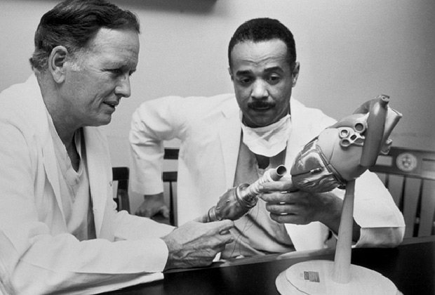 Доктор Джон Норман (справа) с прототипом искусственного сердца
