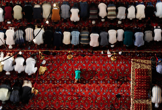 Молящиеся в стамбульской Голубой мечети 