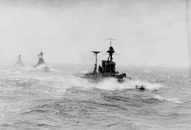 5-я боевая эскадра в море: «Вэлиент», «Малайя», «Уорспайт»; снимок сделан с «Бархэма»