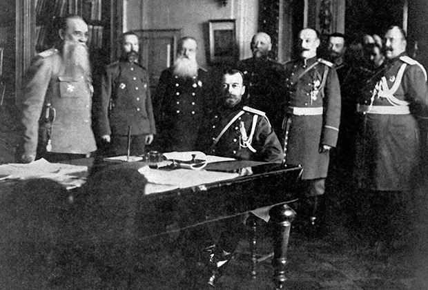 Император Николай II (сидит за столом) и члены Военного совета