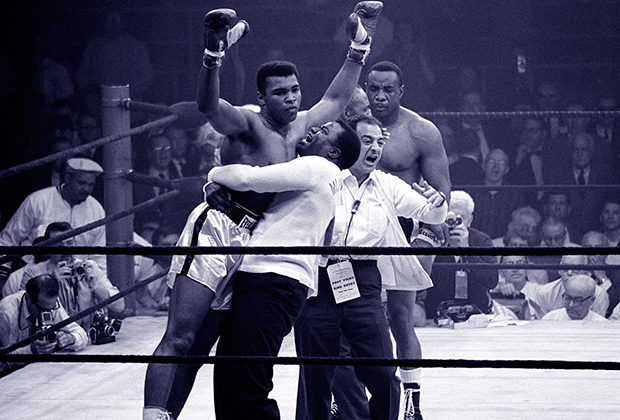 Первый чемпионский титул Али завоевал 25 февраля 1964 года, победив соотечественника Сонни Листона