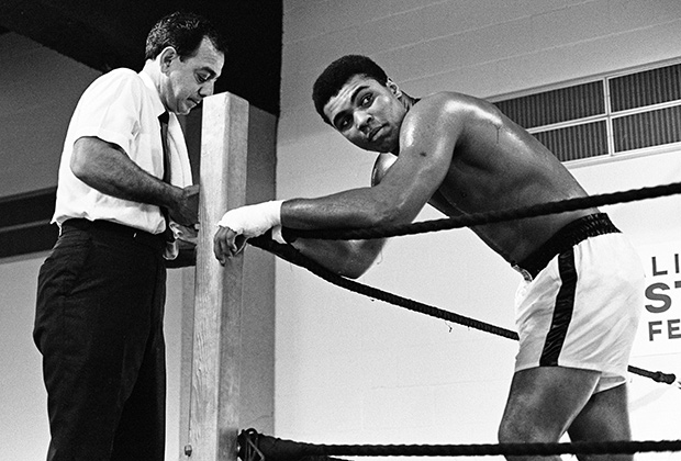 Американский боксер Мохаммед Али умер в пятницу, 3 июня, в возрасте 74 лет
