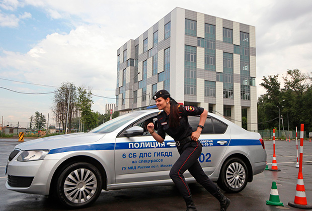 Московскую полицию на форуме представляли победительницы конкурса «Гордость полиции» — девушки с модельной внешностью, отличившиеся в служебно-боевой подготовке