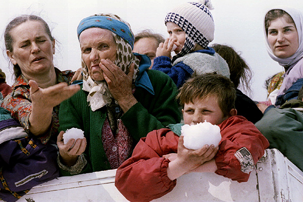 Мусульманские женщины во время эвакуации из осажденной Сребреницы, март 1993 года